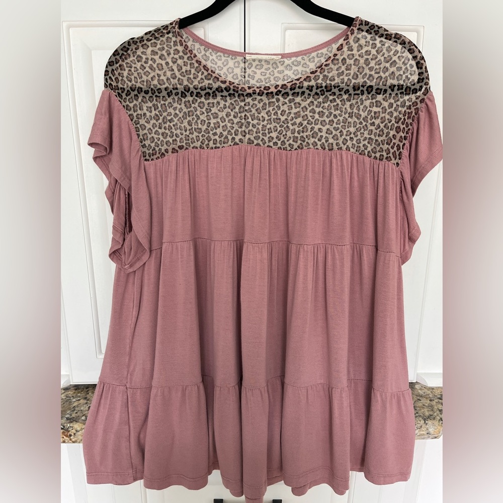 ❤️ 5/$25 ODDY Mauve tiered top with animal print accent